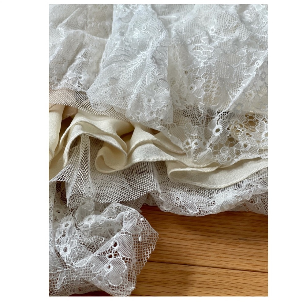 Vera Wang Ivory Embroidered Lace Wedding Gown;US 8 - Picture 9 of 11